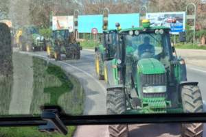 El campo madrileño saca los tractores a la calle contra el alza del gasóleo
