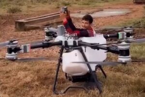 El vídeo viral de un operador sobre un dron agrícola que desata la polémica en Brasil