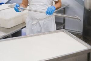 Cómo convertir el suero de queso en pienso proteico