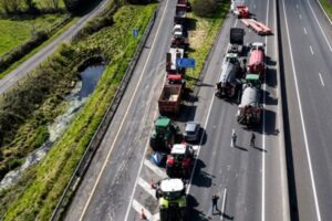 Agricultores y transportistas irlandeses cortan carreteras por el precio del combustible