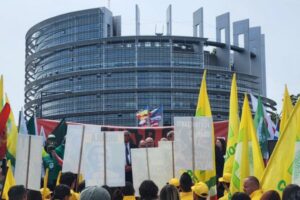 Los agricultores europeos protestan en Estrasburgo contra los costes desorbitados de los fertilizantes
