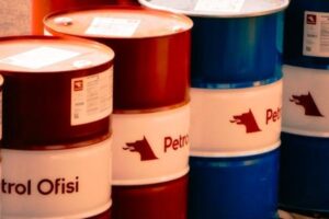La inestabilidad global amenaza con llevar el barril de petróleo a los 180 dólares
