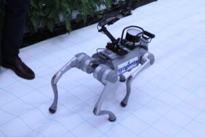 Un perro robot recorre los invernaderos del nuevo Centro Tecnológico de Syngenta en El Ejido