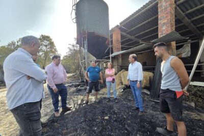 Se despliega dispositivo de emergencia para alimentar al ganado afectado por el incendio de Brieva